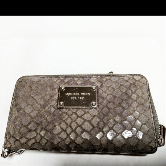 Michael Kors Gray Snake Print pebbled zip Wallet - Picture 9 of 12
